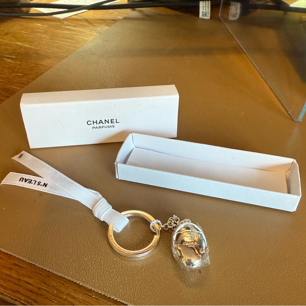 CHANEL N5 LIMITED EDITION L'EAU PARFUM KEYCHAIN - NEW